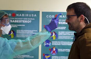 En plena tarea de enfermería, Iragartze Fernández, en la lucha contra el covid-19.