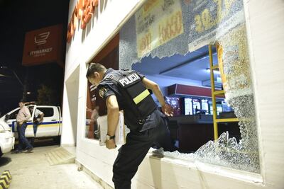 Asaltan City Market sobre Choferes del Chaco, rompieron el blindex.