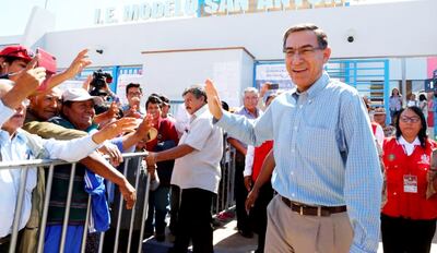 El presidente peruano Martín Vizcarra saluda a simpatizantes luego de votar.