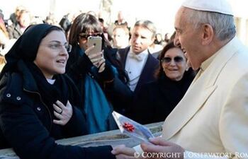 sor-cristina-regala-al-papa-francisco-su-primer-disco-123851000000-1268799.jpg