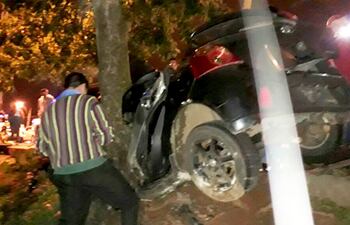 vecinos-observan-el-estado-en-que-quedo-el-automovil-toyota-vitz-tras-estrellarse-contra-un-arbol-ubicado-al-costado-de-la-ruta-ii-en-el-barrio-san-201343000000-1639074.jpg