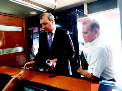 El ministro de la Vivienda, Dany Durand (der.), acudió ayer a una sede de la Fiscalía junto a su abogado, Diego Lansac.