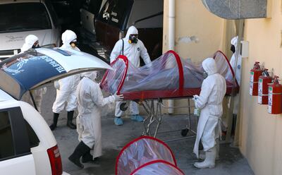 Trabajadores de un servicio fúnebre muestran el proceso cuando trabajan con personas fallecidas por coronavirus. A la fecha se registran más de 160.000 muertos por coronavirus en el mundo.