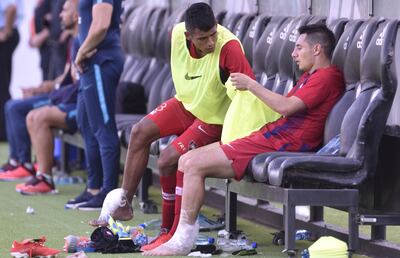 Fredy Vera y Óscar Ruiz, ambos con la bolsa de hielo en los tobillos en el banco del Defensores.