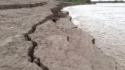 Fisuras profundas se observan en la parte renovada del muro de contención del río Pilcomayo y genera preocupación en la comunidad de  Pozo Hondo.
