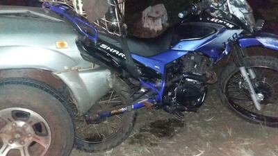 La motocicleta quedó incrustada por el automóvil que la atropelló.