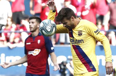 El defensa del Barcelona, Gerard Piqué, protesta una acción durante el partido.