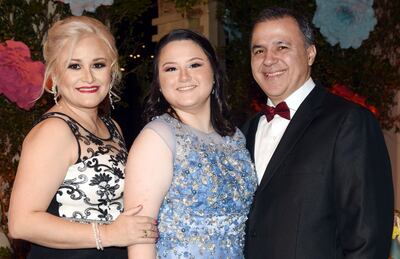 La joven junto a sus padres, Sonia Soledad Montiel Segovia y Miguel Ángel Echauri Careaga.