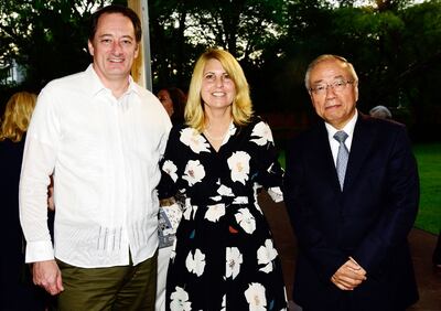 El embajador de los EE.UU., Lee McClenny; Katherine Latimer de McClenny y Naohiro Ishida, embajador del Japón.