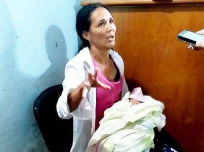 María del Rosario Zaracho Conteras, todavía con el bebé en brazos minutos después de ser localizada por la Policía.