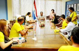 miembros-de-amnistia-internacional-paraguay-con-el-titular-de-la-comision-de-dd-hh-hugo-richer-fg--214654000000-1682424.jpg