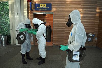 Soldados realizan tareas de desinfección en el Aeropuerto Internacional Jobim Galeao de Río de Janeiro, Brasil.