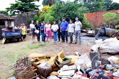 La agente fiscal Egidia Gómez en compañía del intendente de Villa Elisa, Ricardo Estigarribia y vecinos.