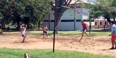 Ronaldinho Gaúcho, de camisilla blanca, jugando al pikivóley con otros reclusos de la Agrupación Especializada.