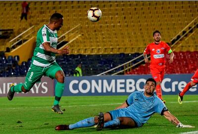 El arquero Diego Morel, en el piso, en el partido por Copa Sudamericana de Independiente contra La Equidad de Colombia.