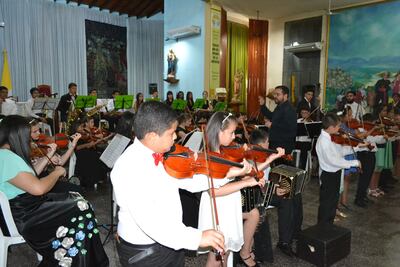 La orquesta Ha Che Valle de San Juan Bautista, Misiones, integrada por alumnos iniciales, bajo la dirección de José Miguel Miranda.