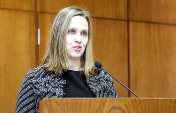 liana-caballero-krause-se-integro-oficialmente-ayer-como-miembro-del-directorio-del-banco-central-del-paraguay-bcp--215538000000-1826527.jpg