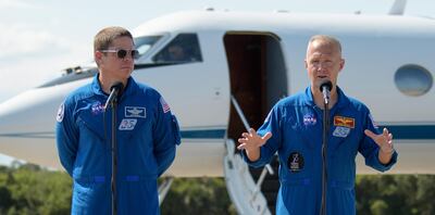 Los astronautas Bob Behnken (i) y Doug Hurley (d), mientras hablan durante una rueda de prensa tras su llegada a las instalaciones del Centro Espacial Kennedy en Cabo Cañaveral (Florida).