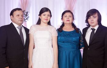la-quinceanera-disfruto-de-su-fiesta-en-compania-de-padres-luis-enrique-robledo-y-marisa-romero-y-hermano-ivan-robledo-romero--201638000000-1457706.jpg