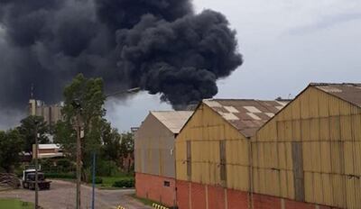 La densa humareda generada por el incendio cubrió un sector de la ciudad de Villeta.
