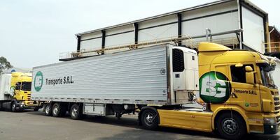 En el predio de Guaraní, dos camiones cargados con hamburguesas, antes de  partir a Uruguay.