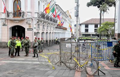 Palacio de Carondelet, sede presidencial ecuatoriana, rodeado por agentes y soldados, en medio del estado de emergencia decretado por el presidente Lenín Moreno por las protestas de ciertos grupos por el retiro de subsidios estatales.