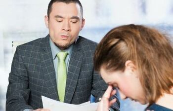 Además de elaborar un currículum dinámico y conciso, enfrentar la primera entrevista laboral constituye el segundo obstáculo en el transcurso de este recorrido.