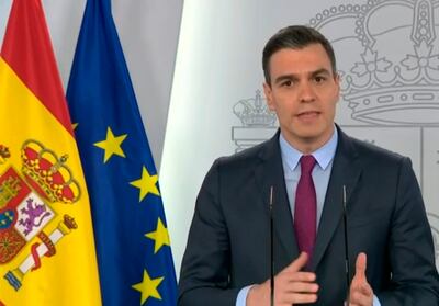 Captura de la señal institucional de Moncloa del presidente del gobierno español, Pedro Sánchez, durante la rueda de prensa telemática ofrecida ayer martes, para dar a conocer el plan de desescalada elaborado por el Gobierno.