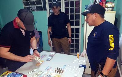 Intervinientes ordenan las evidencias incautadas.