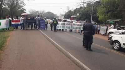 Los manifestantes cierran de manera intermitente la ruta.