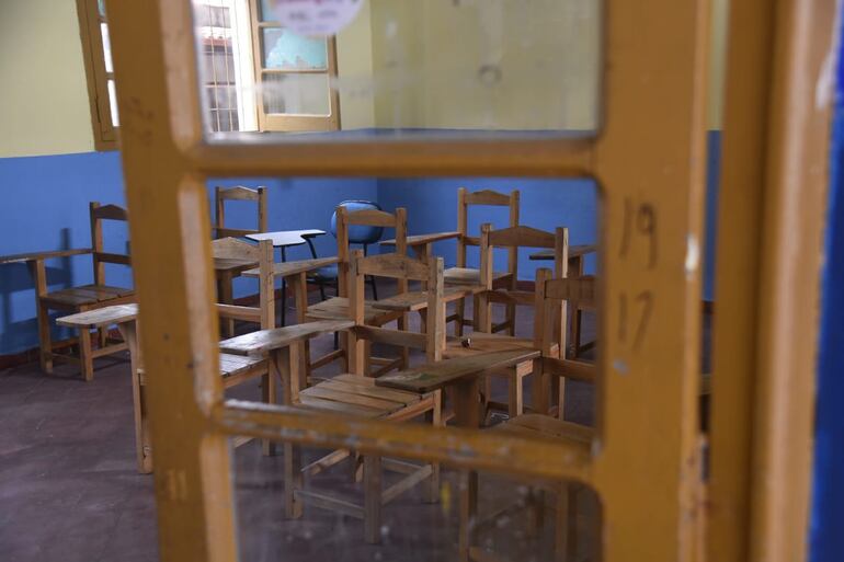 Sillas pedagógicas en un aula con los vidrios rotos en la escuela Juan Ramón Dahlquist de Asunción.