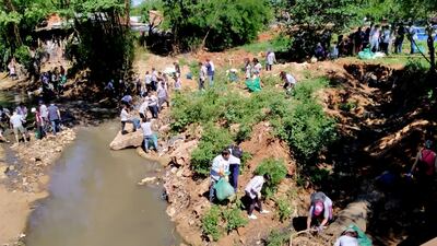 Numerosos  voluntarios   se sumaron a #InvolucratePy para limpiar el arroyo San Lorenzo.
