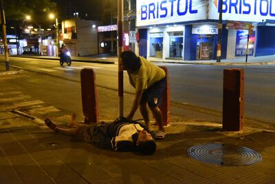 Momento en que el hombre cayó desvanecido en Mariscal Estigarribia casi Mcal. López.