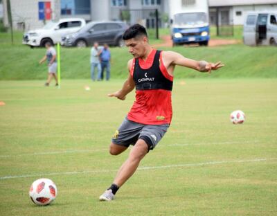 Claudio Aquino integraba el equipo titular
de Guaraní; sin embargo,
no resistió a la tentación de jugar en Cerro Porteño, por lo que decidió pasar al club de barrio Obrero.