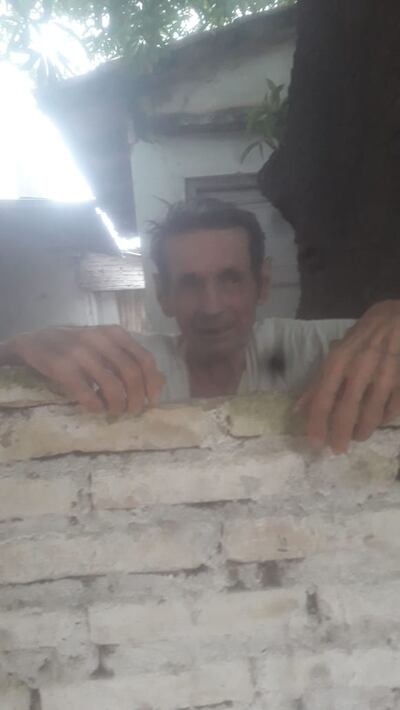 Don Cristóbal López, adulto que según denuncian vive en situación de abandono en Lambaré.