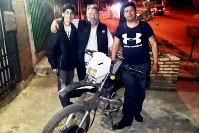 Los protagonistas de esta historia de vida con la motocicleta.