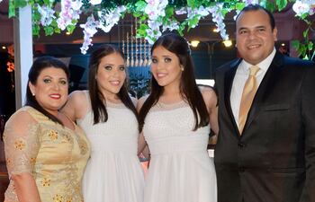 las-mellizas-con-sus-padres-ana-maria-gonzalez-de-arca-y-edward-miguel-arca-lopez--194647000000-1449643.jpg