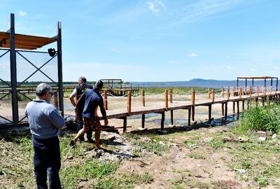Uno de los muelles construidos tiene 50 m de longitud con barandas de protección.