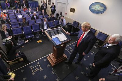 El Gobierno de Donald Trump (centro) anunció un acuerdo para un megaplan de ayuda económica contra el coronavirus, que ronda los dos billones de dólares.