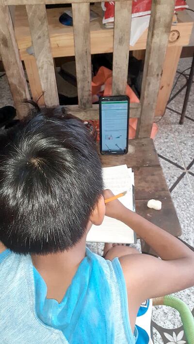 Una imagen  en tiempos de pandemia de cómo los niños están intentando completar las tareas en las mínimas condiciones que tienen y que muchas veces no entienden qué hacer.