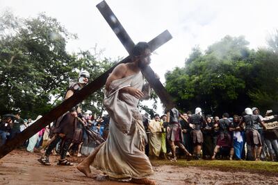 El vía crucis representado por jóvenes de la pastoral juvenil o grupos de teatros será el gran ausente de esta Semana Santa. Las localidades donde realizaban, como Fernando de la Mora, Luque y Atyrá, pasaron a ser destinos turísticos.