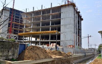 Las obras del Estado se aceleran en este segundo semestre. En la foto se ve el avance de las oficinas públicas en la zona de Puertos. Esperan que no haya faltante de cemento.