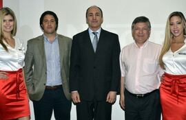 torcuato-mur-haroldo-darnauchans-y-cristobal-apalodinas-invitados-de-nestle-paraguay-acompanados-de-las-chicas-nescafe-carolina-martinez-y-adri-220857000000-617693.jpg