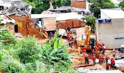 Bomberos buscan víctimas tras el colapso de algunas casas, en Vila Bernadete, Belo Horizonte.