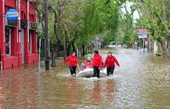 vastas-zonas-de-la-ciudad-de-buenos-aires-y-localidades-vecinas-se-encuentran-inundadas-por-las-lluvias-afp-193758000000-1152044.jpg