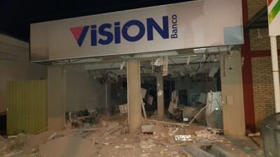 El  ataque ocurrió esta madrugada. Un grupo comando explosionó la  sucursal del banco.