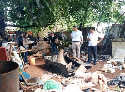 Los intervinientes encontraron  una gran cantidad de objetos inservibles en la casa.