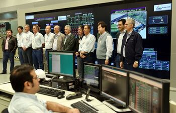 los-directores-tecnicos-de-ambas-margenes-posan-con-el-personal-tecnico-en-la-sala-de-control-de-la-central-itaipu--215717000000-1474152.jpg