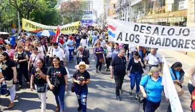 Docentes de varios gremios acompañaron la marcha estudiantil exigiendo sus reivindicaciones