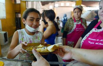 acuden-al-comedor-unas-200-criaturas-integrantes-de-familias-de-escasos-recursos-economicos-y-provenientes-de-los-banados-203828000000-1485891.jpg